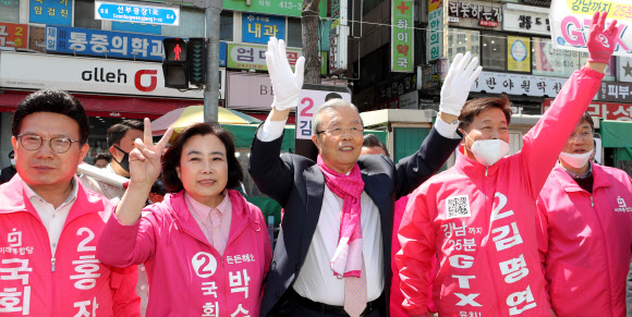 미래통합당 김종인 총괄선대위원장이 8일 오후 경기도 안산시 단원구 선부광장1로에서 열린 안산 지역 후보 지원 유세에서 후보들과 함께 손을 들어 주민들에게 인사하고 있다.  왼쪽부터 안산 상록을 홍장표, 안산 단원을 박순자 후보, 김종인 총괄선대위원장, 안산 단원갑 김명연 후보. 2020.4.8 연합뉴스