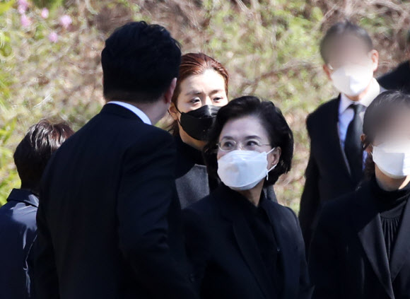 이야기 나누는 조원태-이명희