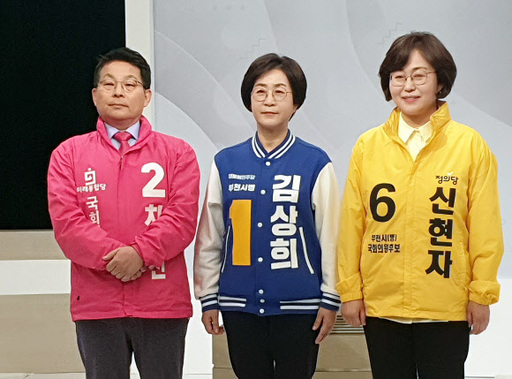 왼쪽부터 차명진, 김상희, 신현자 경기 부천병 후보가 지난 6일 OBS 주최 토론회 녹화에 앞서 기념촬영하고 있다. 김상희 후보 제공