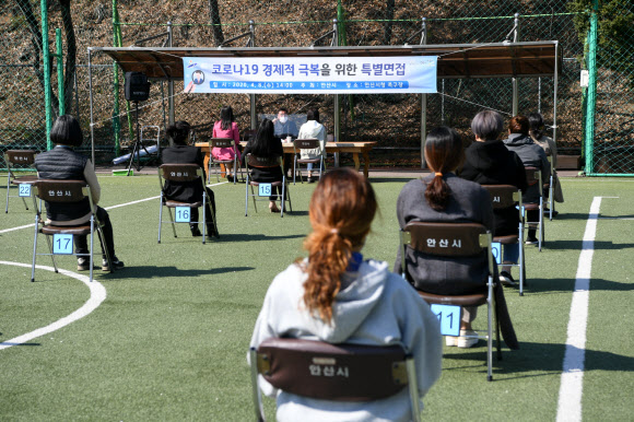 족구장에서 진행된 채용 면접