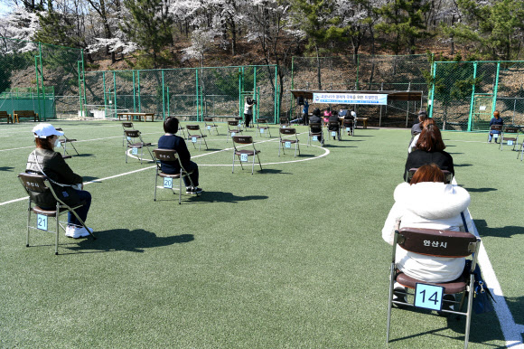 족구장에서 진행된 채용 면접