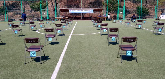 코로나19로 바뀐 취업현장…축구장 필기시험 이어 ‘족구장 면접’