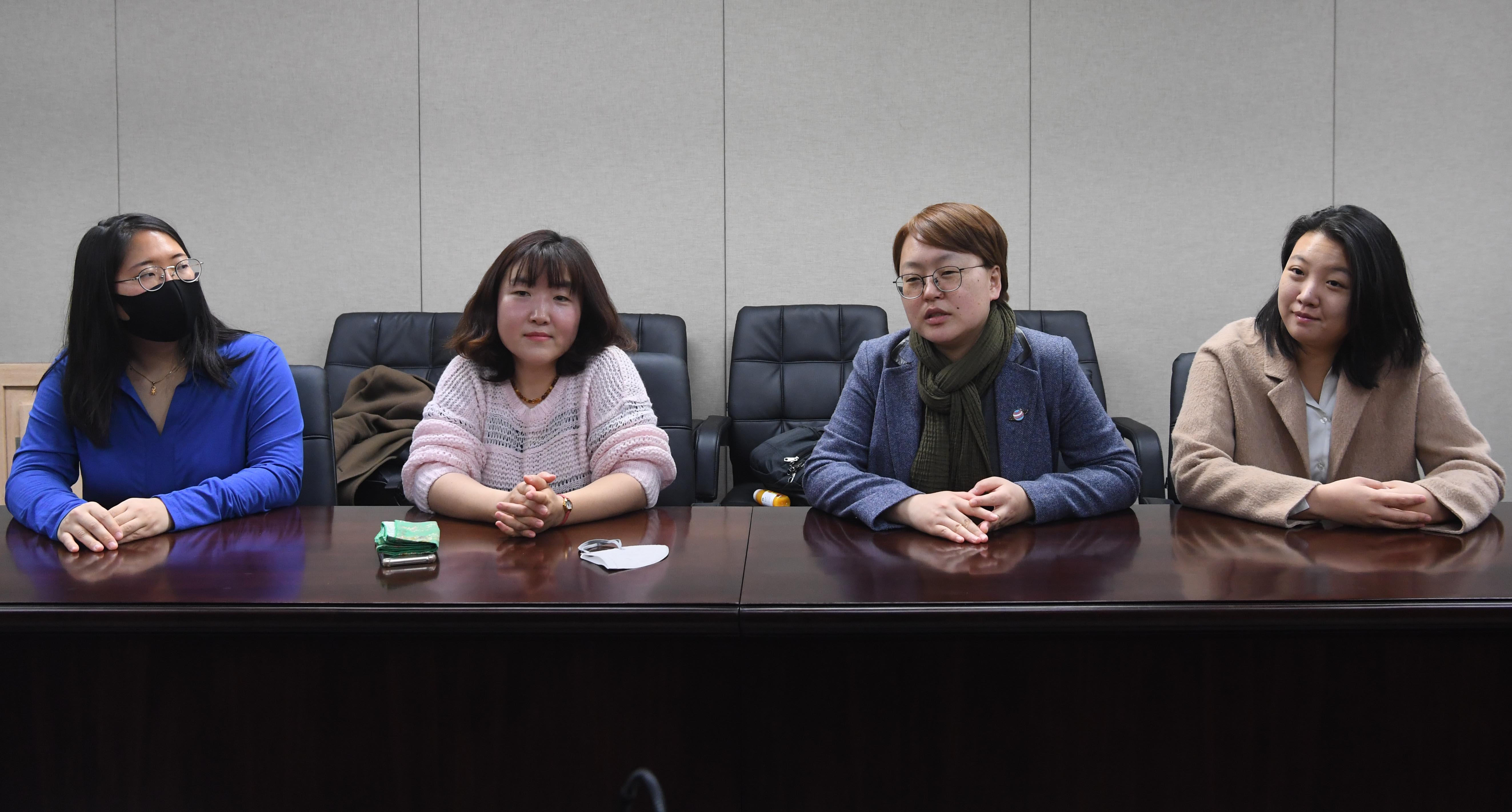 왼쪽부터 박아름, 문설희, 나영 모낙페 공동집행위원장 맨오른쪽 이유림 공동집행위원 2020. 4. 2 정연호 기자 tpgod@seoul.co.kr