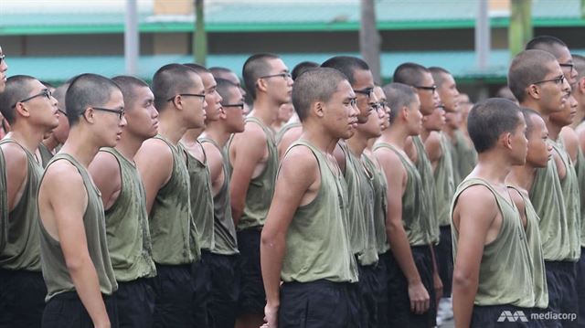싱가포르 징집병들이 기초 군사 훈련을 받고 있다.  채널뉴스아시아 캡처/