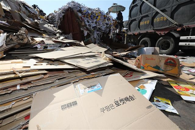 기나긴 ‘집콕’에 “택배 쓰레기 넘쳐난다”