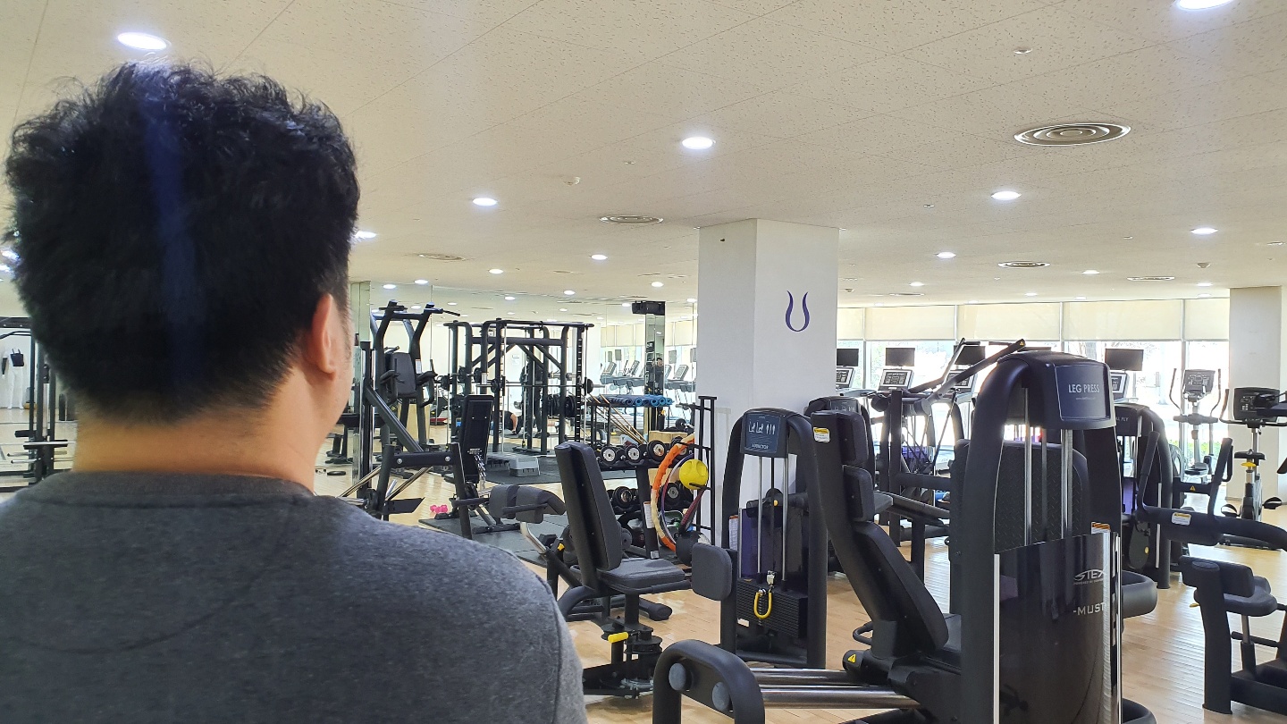 경기 성남시 분당구에서 피트니스 센터를 운영하는 김광연(38)씨가 텅 빈 센터를 바라보고 있다. 평소 200명 정도의 회원이 드나들던 김씨의 센터는 5주 동안 휴관에 돌입했다.<br>손지민 기자 sjm@seoul.co.kr<br>