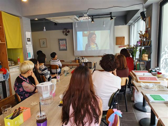 서울 은평구의 여성 1인 가구 공동체인 ‘은평시스터즈’는 혼자서는 하지 못하는 일이나 평소에 시도하지 않았던 일들을 함께한다. 사진은 가끔 모여서 여성 서사를 주제로 한 영상 콘텐츠를 감상한 뒤 서로의 의견을 나누기도 한다.  은평시스터즈 제공