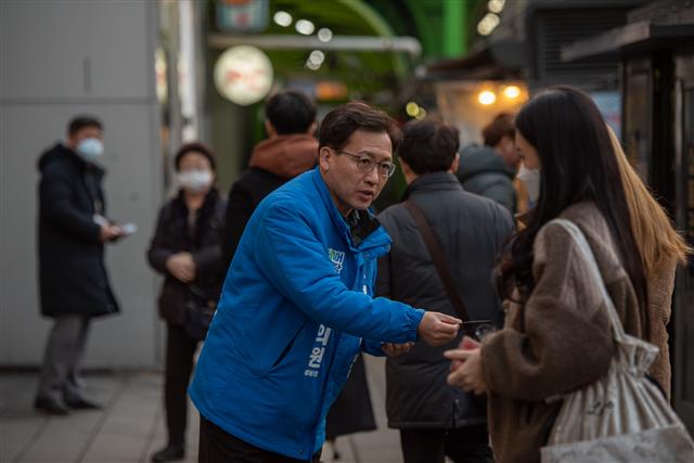 서울 용산에 출마한 더불어민주당 강태웅 후보가 9일 지하철 이촌역에서 출근길 시민들에게 명함을 돌리며 인사하고 있다. 강태웅 후보 캠프 제공