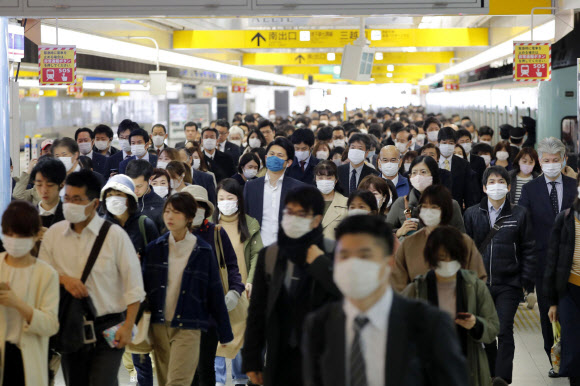 코로나19 마스크 쓴 후쿠오카 출근길 지하철 승객들