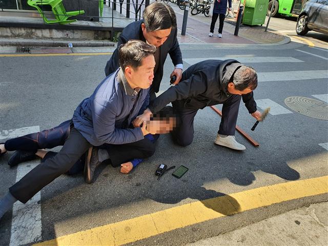 경찰에 잡힌 오세훈 습격범 “유세장 소음에 수면 방해…홧김에 범행”