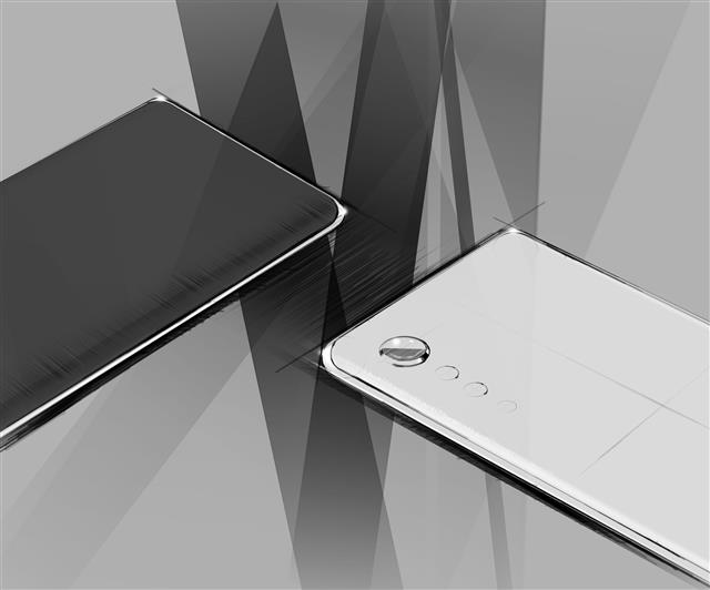 LG전자가 다음달 출시하는 스마트폰의 새 디자인을 9일 공개했다. 후면의 카메라 3개와 플래시가 세로로 배열된 이른바 ‘물방울 카메라’가 탑재돼 있는 것이 특징이다. LG전자 제공
