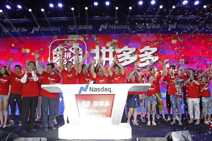 중국 전자상거래 업체 핀둬둬 임직원들이 2018년 7월 상하이에서 열린 미국 뉴욕 나스닥 상장 기념행사에서 환호하고 있다. 중국 차이신망 캡처