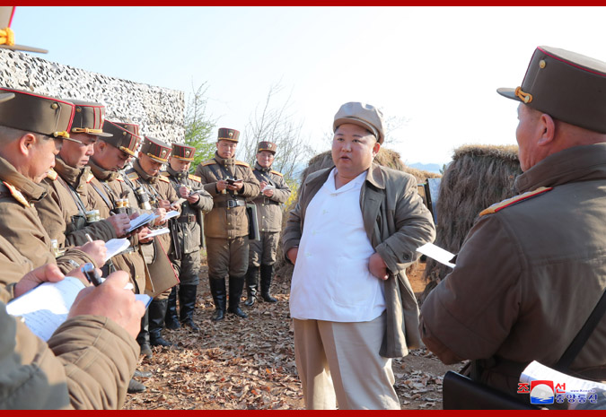 김정은 북한 국무위원장이 포사격훈련을 지도하고 있다. 출처:조선중앙통신