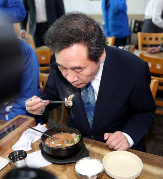순댓국 먹는 이낙연 위원장