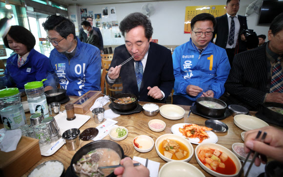 천안 지역 후보들과 아침 식사하는 이낙연 위원장