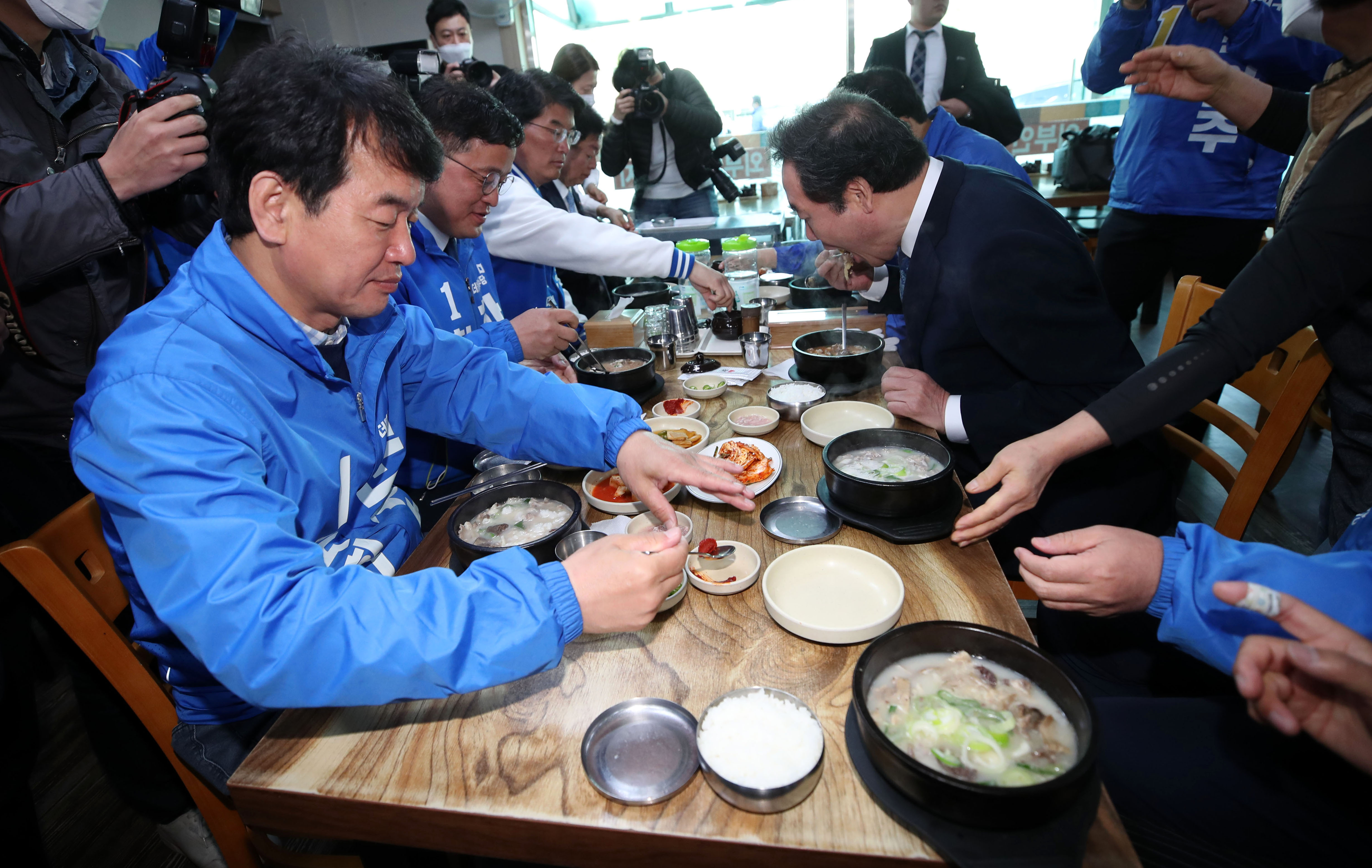 천안 지역 후보들과 아침 식사하는 이낙연 위원장