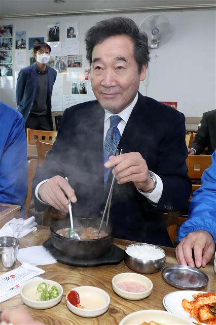 아침식사 하는 이낙연 위원장