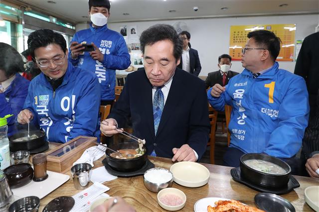 순댓국집 찾은 이낙연 위원장