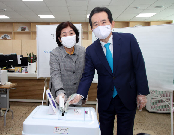 투표하는 정세균 총리 내외