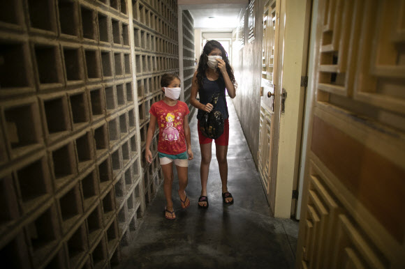 자가격리중인 베네수엘라의 소녀들-AP 연합뉴스