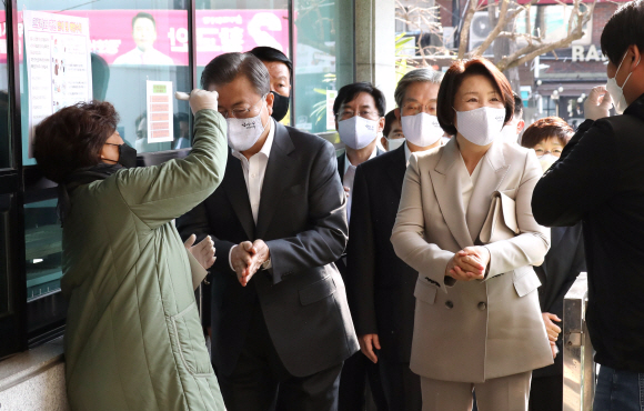 문재인 대통령이 10일 오전 김정숙여사와 서울 종로구 삼청동 주민센터를 찾아 제21대 국회의원 선거 사전투표를 하기위해 입장하며 발열 체크를 하고 있다. 2020.04.10 도준석 기자 pado@seoul.co.kr