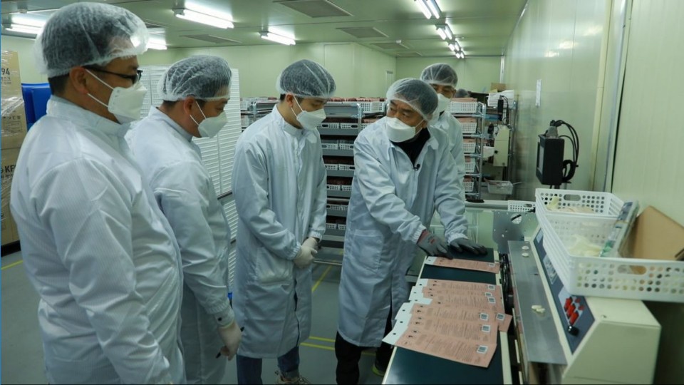 지난달 16일 대전 유성구의 마스크 제조업체 레스텍을 찾은 삼성전자 스마트공장 지원센터의 제조설비 전문가들이 마스크 생산량 극대화를 위해 제조 공정을 개선해 주고 있다. 삼성전자 제공