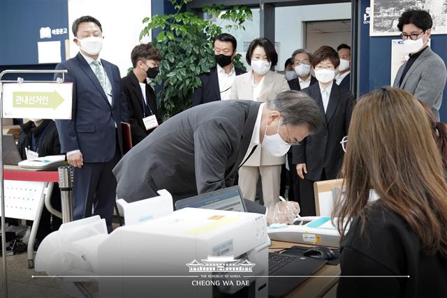 사전투표소 찾은 문재인 대통령