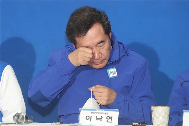 눈 비비는 이낙연 위원장