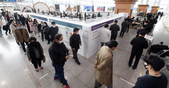 제21대 국회의원선거 사전투표 첫날인 10일 오전 서울역에 마련된 남영동 사전투표소에서 시민들이 코로나19 예방을 위해 간격을 두고 줄을 서서 대기하고 있다.  2020.4.10  정연호 기자 tpgod@seoul.co.kr