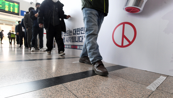 제21대 국회의원선거 사전투표 첫날인 10일 오전 서울역에 마련된 남영동 사전투표소에서 시민들이 코로나19 예방을 위해 간격을 두고 줄을 서서 대기하고 있다.  2020.4.10  정연호 기자 tpgod@seoul.co.kr