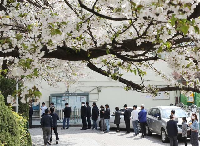 [수정본] 길게 줄 서 차례기다리는 유권자들