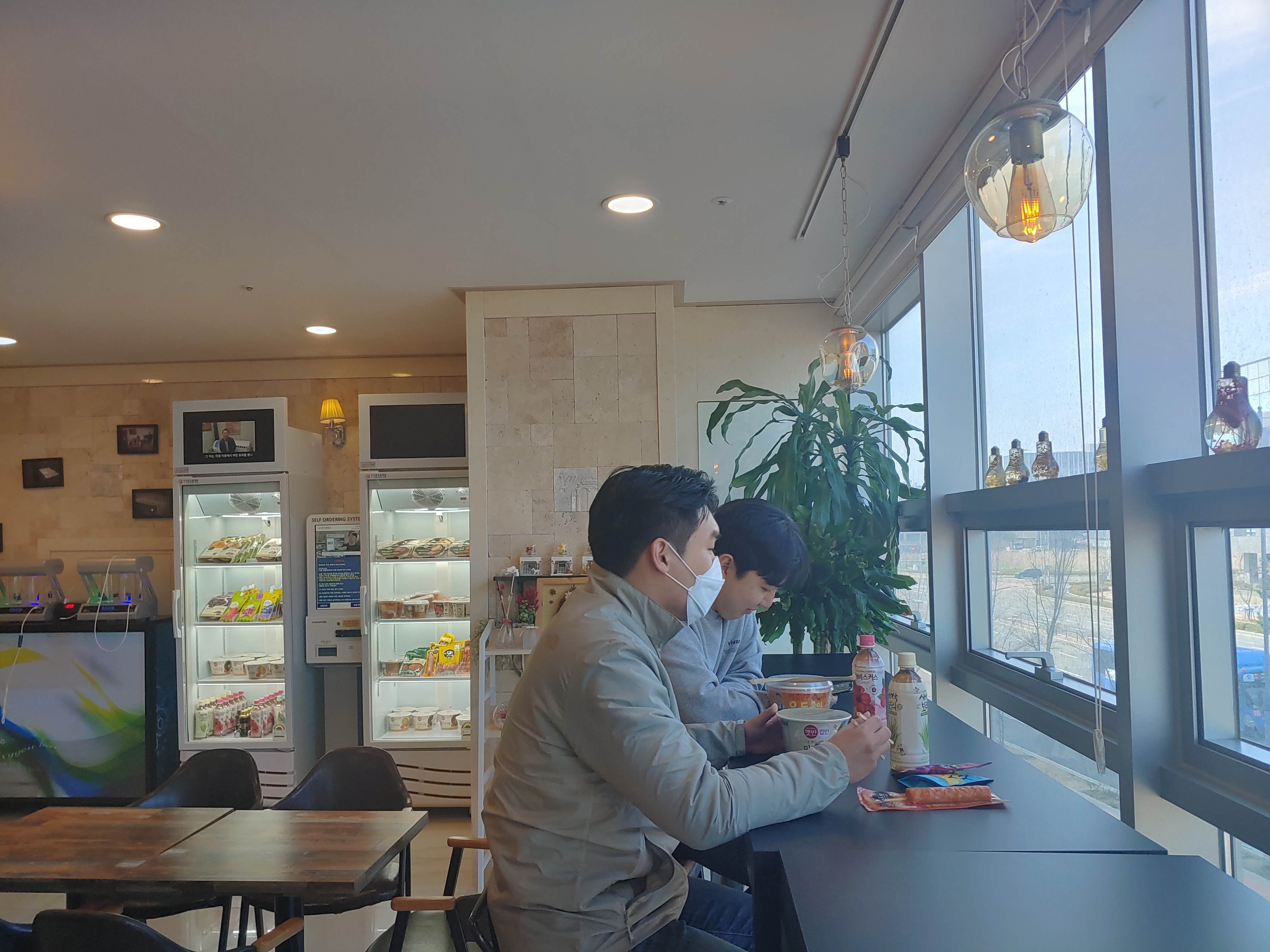 도시공유플랫폼의 인공지능 무인자판기 ‘아이스 고’에서 간식을 구입한 고객들이 간단하게 식사를 하고 있다.