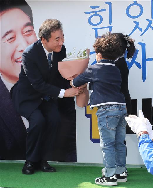 꽃다발 받는 이낙연 위원장