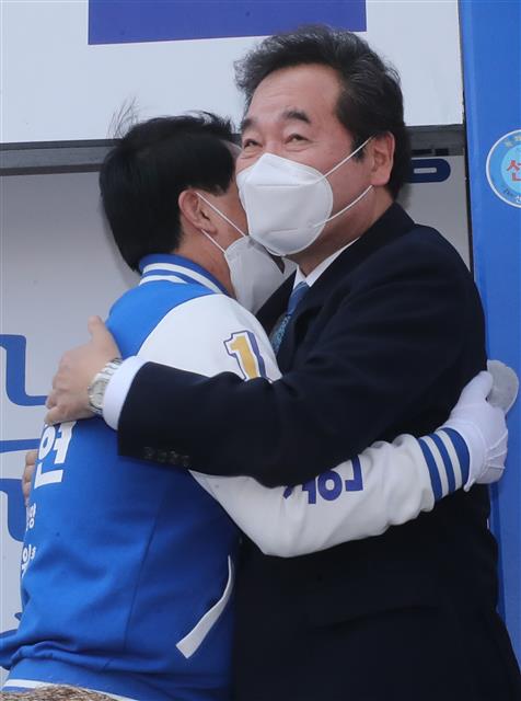 포옹하는 이낙연?박수현