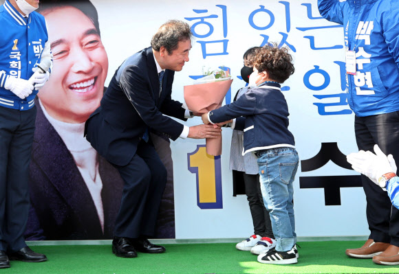 꽃다발 받는 이낙연 위원장