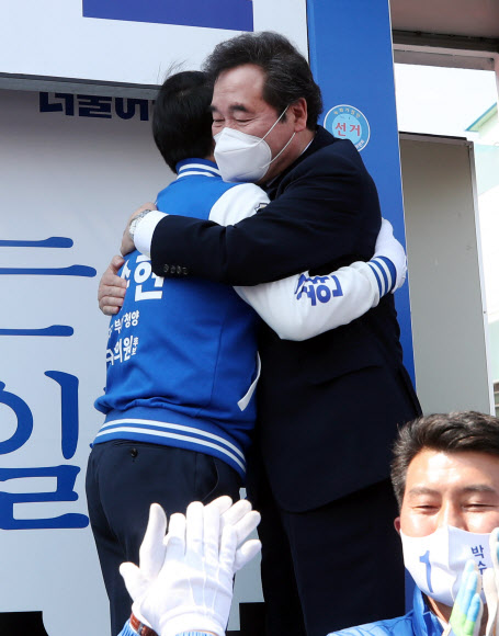 포옹하는 이낙연 위원장과 박수현 후보