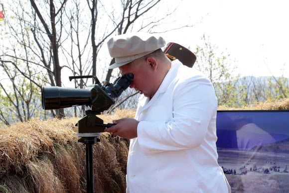 포사격 훈련 지켜보는 김정은