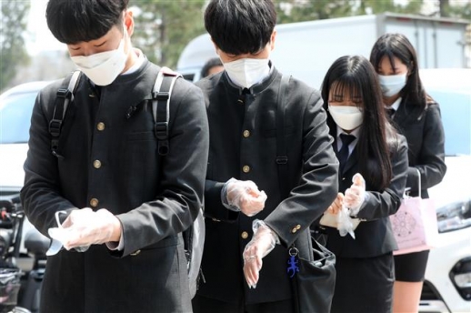 비닐장갑 착용하는 만18세 유권자들