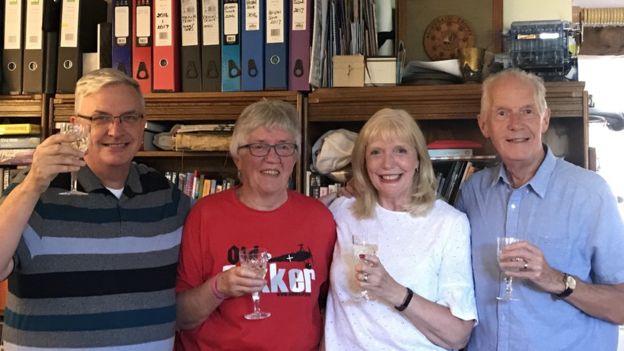 지난해 마가렛(왼쪽 두 번째)이 영국을 찾아와 처음 의붓형제자매들과 만났을 때 존(왼쪽부터), 수, 로렌스. 영국 BBC 홈페이지 캡처