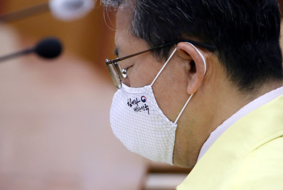 박양우 문화체육관광부 장관이 11일 오전 정부서울청사에서 열린 신종 코로나바이러스감염증(코로나19) 대응 중앙재난안전대책본부 회의에 ‘힘내라 대한민국’이라고 새겨진 마스크를 쓰고 참석해 있다. 2020.4.11  연합뉴스