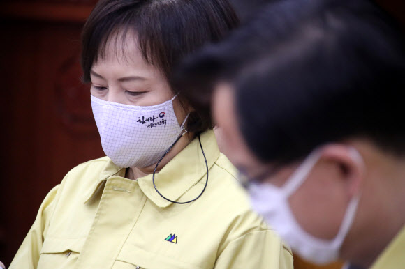 이의경 식품의약안전처장이 11일 오전 정부서울청사에서 열린 신종 코로나바이러스감염증(코로나19) 대응 중앙재난안전대책본부 회의에 ‘힘내라 대한민국’이라고 새겨진 마스크를 쓰고 참석해 있다. 2020.4.11  연합뉴스