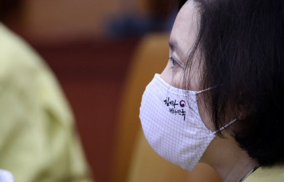 유은혜 부총리 겸 교육부 장관이 11일 오전 정부서울청사에서 열린 신종 코로나바이러스 감염증(코로나19) 대응 중앙재난안전대책본부 회의에 ‘힘내라 대한민국’이라고 새겨진 마스크를 쓰고 참석해 있다. 2020.4.11  연합뉴스