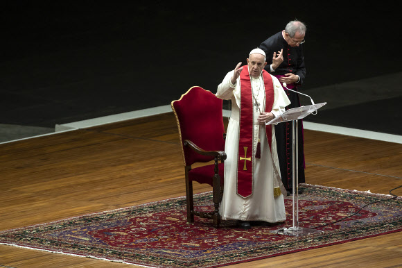 프란치스코 교황이 10일(현지시간) 바티칸 성베드로대성당에서 부활절을 앞둔 성금요일에 즈음해 예수의 수난과 죽음을 기억하는 ‘십자가의 길’ 예식을 거행하고 있다.  UPI 연합뉴스