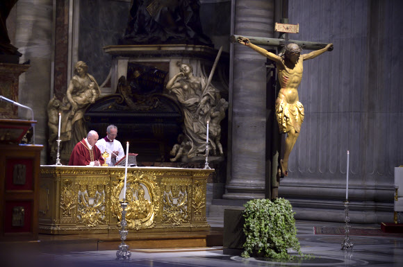 프란치스코 교황이 10일(현지시간) 바티칸 성베드로대성당에서 성금요일에 즈음해 예수의 수난과 죽음을 기억하는 ‘십자가의 길’ 예식을 거행하고 있다.  UPI 연합뉴스