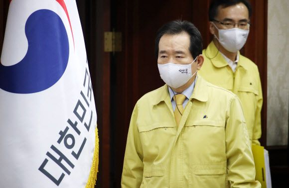 정세균 국무총리가 휴일인 11일 오전 정부서울청사에서 열린 신종 코로나바이러스 감염증(코로나19) 대응 중앙재난안전대책본부 회의에 참석하고 있다. 2020.4.11  연합뉴스