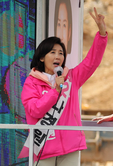 미래통합당 서울 동작을 나경원 후보가 11일 오후 서울 동작구 흑석지구대 앞에서 열린 유세에서 기호2번을 그려보이고 있다. 2020.4.11  연합뉴스