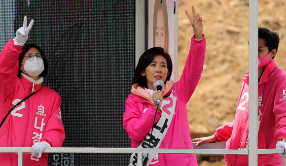 미래통합당 서울 동작을 나경원 후보가 11일 오후 서울 동작구 흑석지구대 앞에서 열린 유세에서 기호2번을  표시하고 있다. 2020.4.11  연합뉴스