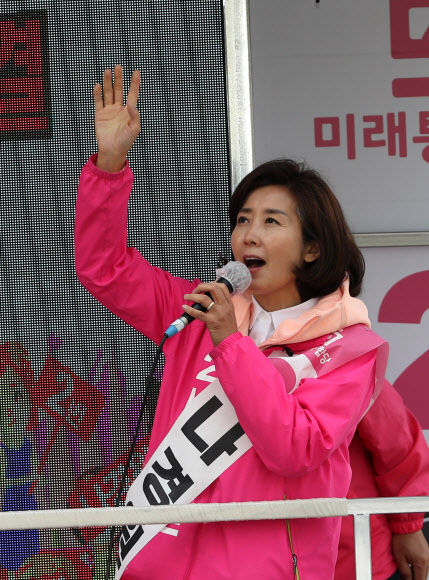 미래통합당 서울 동작을 나경원 후보가 11일 오후 서울 동작구 흑석지구대 앞에서 열린 유세에서 지지를 호소하고 있다. 2020.4.11  연합뉴스