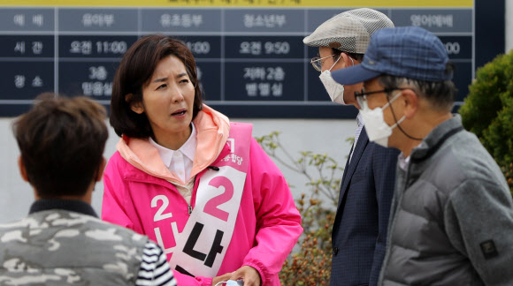 미래통합당 서울 동작을 나경원 후보가 11일 오후 서울 동작구 흑석지구대 앞에서 열린 유세에서 주민들과 인사하고 있다. 2020.4.11  연합뉴스
