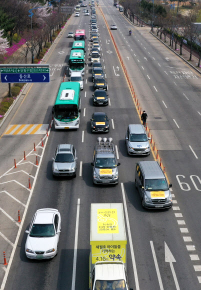 세월호 참사 6주기를 닷새 앞둔 11일 오후 경기도 안산시 화랑유원지에서 ‘진실을 향해 달리는 노란 차량 행진’이 서울 광화문을 향해 출발하고 있다. 2020.4.11  연합뉴스